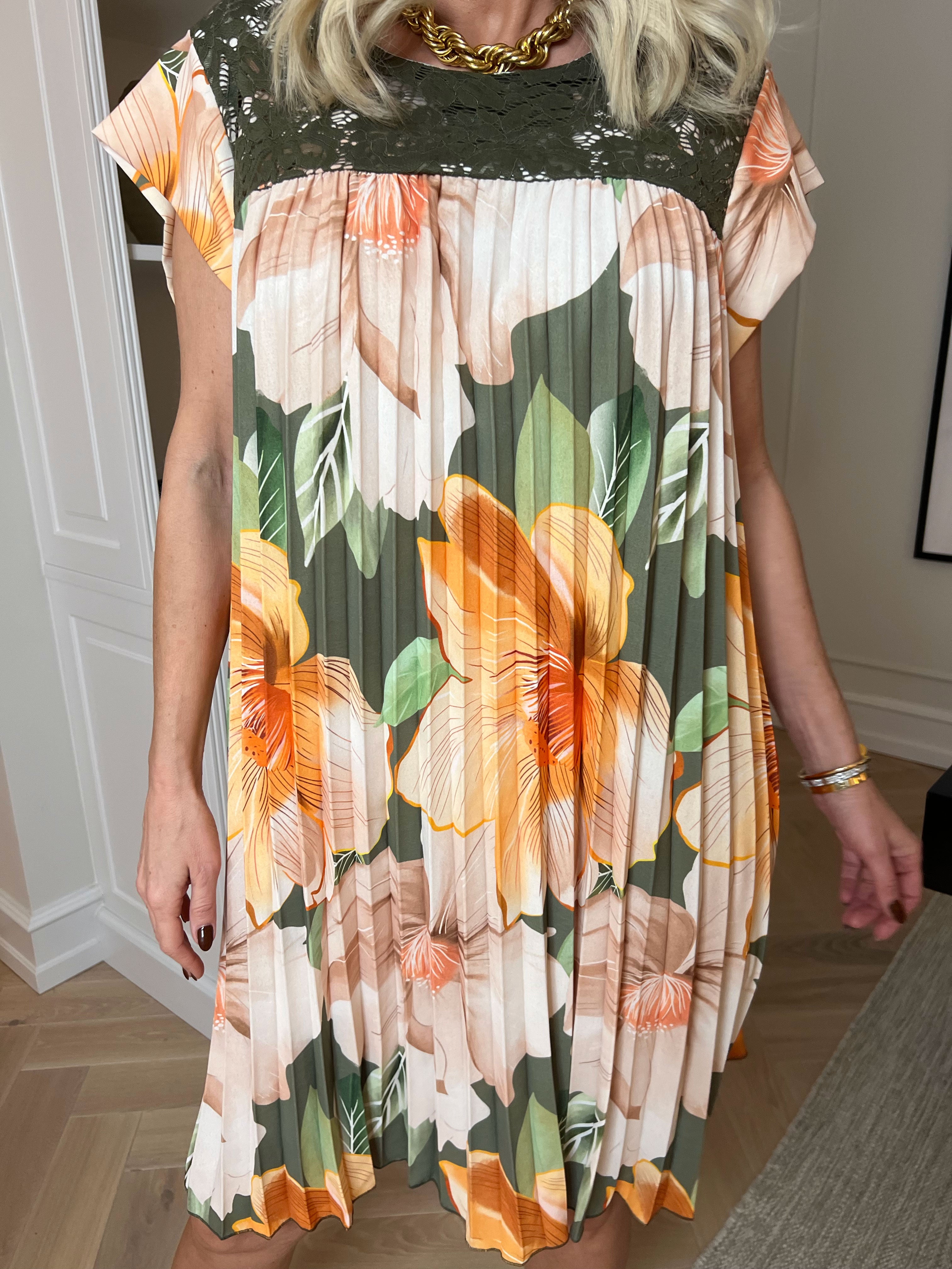 Nancy Lace Flower Short - Blomstret kjole med plisseringer og lommer